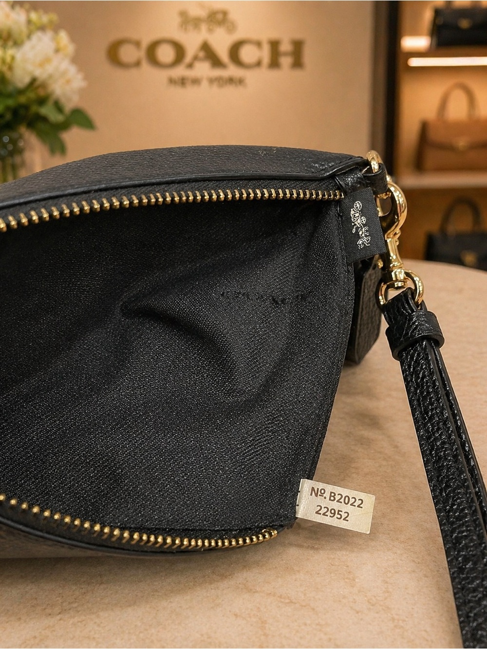 Coach Polished Pebbled Black Leather Wristlet EUC - Picture 5 of 5